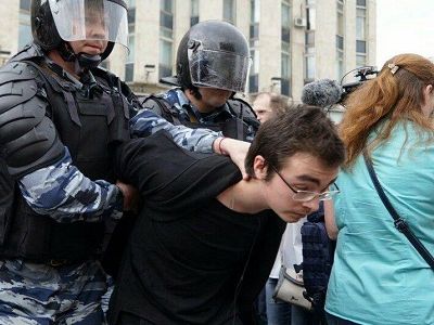 Задержания в Москве на антикоррупционной акции 12.6.17. Фото: facebook.com/timur.olevskiy
