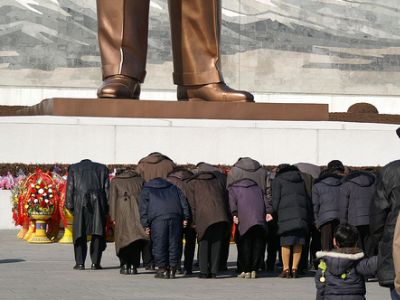 Поклонение памятнику, Северная Корея; "заколдованный мир". Источник - Aginde.blogspot.de