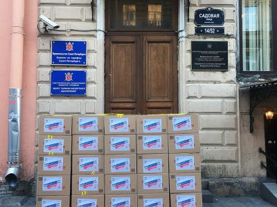 "Заблокированный" коробками "Роскомнадзор". Фото: openrussia.org