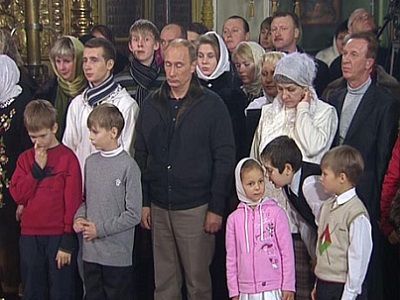 Путин и дети в храме. Источник - ura.news