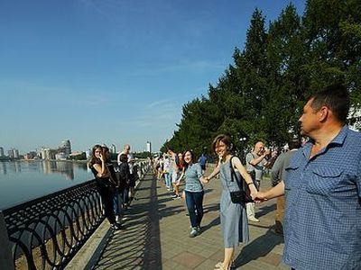 Цепочка против "Храма на воде". Фото: Ural.kp.ru