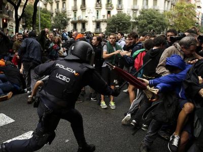 Полиция атакует демонстрантов в Барселоне, 1.10.17. Фото: facebook.com/alexis.lushnikov