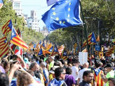 Флаги Каталонии и ЕС на демокстрации в Барселоне. Источник - 1news.az