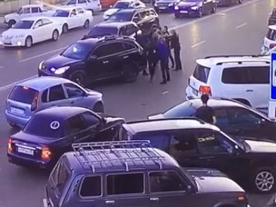 Кортеж министра МВД Дагестана избивает и похищает водителя Скрин видео: Aka Mahad