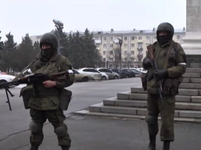 "Вооруженные люди" в Луганске. Фото: ГТРК ЛНР