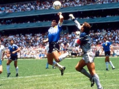 Гол рукой (Д.Марадона, матч Аргентина - Англия, ЧМ-1986). Публикуется в www.facebook.com/sn258