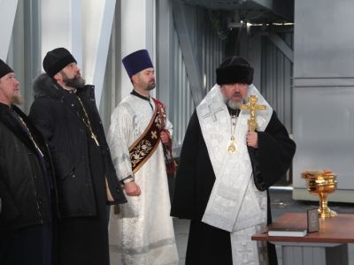 Епископ Благовещенский Лукиан освящает космическую технику перед стартом. Источник - blaginform.ru