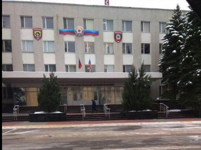 Флаги России на зданиях в ЛНР. Фото: novayagazeta.ru