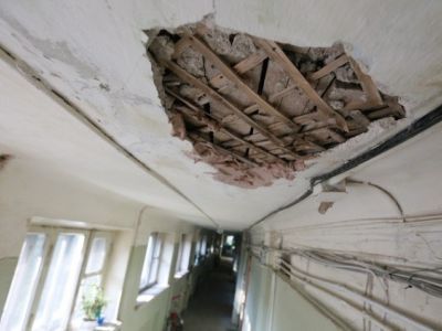 Потолок в военном училище. Фото: Зоя Звездина, Каспаров.Ru