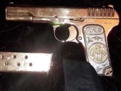 Золотой пистолет, найденный при обыске у врио премьер-министра Дагестана А.Гамидова. Скрин видео СК, источник - russian.rt.com