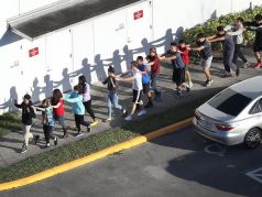 Эвакуация в школе в городе Парклэнд во Флориде. Фото: cnn.com