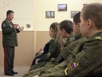 Герой России генерал Геннадий Фоменко во время лекции в школе. Фото: tosnovestnik.ru