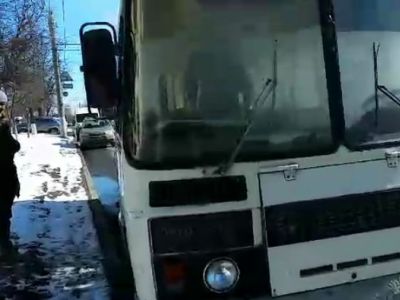 Загоревшийся автобус с журналистами. Фото: govoritmoskva.ru