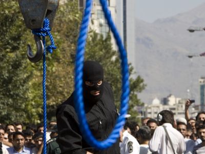 Палач, публичная казнь через повешение в Иране. Фото: znaj.ua