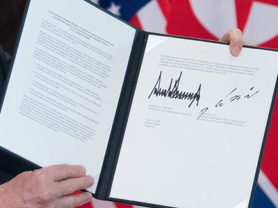 Сингапурская декларация с подписями Д.Трампа и Ким Чен Ына. Фото: planeta.press