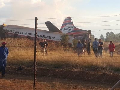 Разбившийся самолет в ЮАР. Фото: twitter.com/SABCNewsOnline