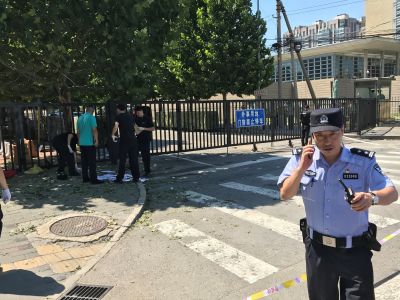 Взрыв у здания посольства США в Пекине. Фото: nytimes.com