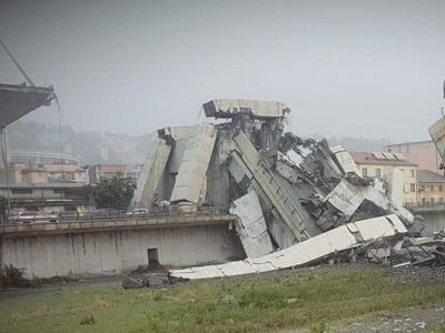 Обрушение моста в Генуе. Фото: twitter.com/farmaciaserrage