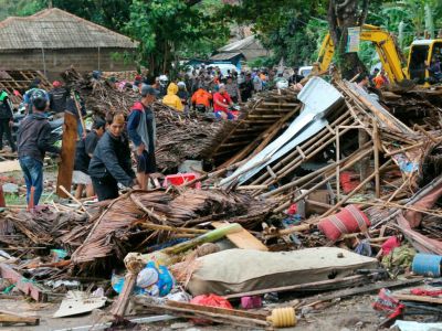 Разрушения после цунами в районе Карита, Индонезия. Источник: Associated Press)