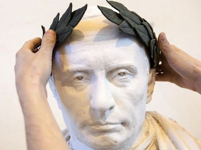 Увенчанный бюст Путина. Фото: samlib.ru