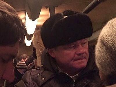 Глава Саратова Михаил Исаев в общественном транспорте. Фото: ВКонтакте