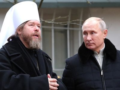 Архимандрит Тихон и Владимир Путин. Фото: The Bell
