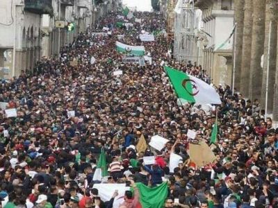 Народные гуляния в столице Алжира после отказа диктатора Бутефлики от нового срока. Фото: t.me/veraafanasyeva