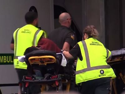 Эвакуация пострадавших после массового убийства в Крайстчерче (Новая Зеландия). Фото: ktla.com