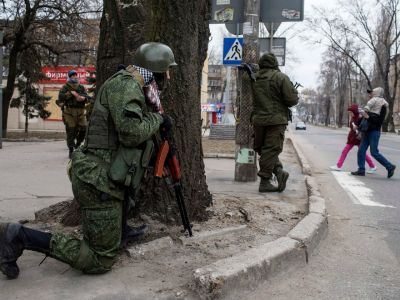 Повстанцы в Донецке, 18 марта 2015. Фото Marko Djurica / Reuters