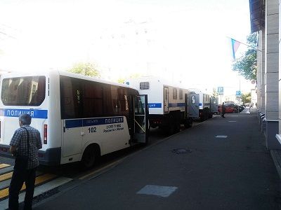 Оцепление улицы вокруг Еврейского центра толерантности. Фото: Каспаров.Ru
