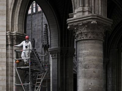 Рабочий во время предварительной работы в соборе Парижской Богоматери 15 мая 2019 года. Фото: Филипп Лопес / AP