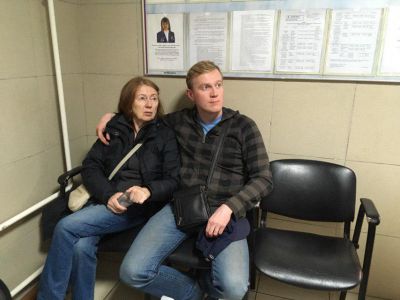 Сергей Фомин вместе с матерью в отделе полиции. Фото: Егор Сковорода / Медиазона