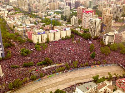 Митинг на улицах чилийской столицы Сантьяго 25 октября 2019 года. Фото: m.elmostrador.cl