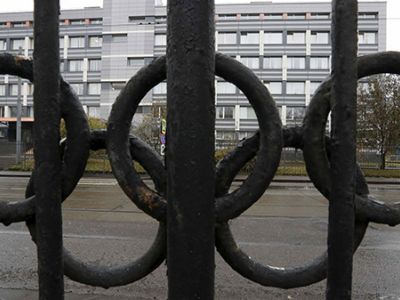 Вид через забор, украшенный олимпийскими кольцами, показывает здание ФГБУ "Федеральный научный центр физической культуры и спорта", в котором находится лаборатория, аккредитованная Всемирным антидопинговым агентством (WADA), в Москве. Фото: Серге
