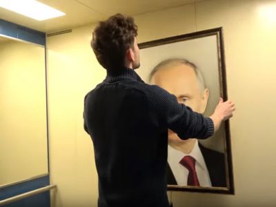 Портрет Путина в лифте. Скрин: maximonline.ru