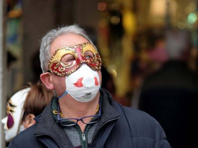 Прохожий в маске на карнавале в Венеции. Фото: REUTERS