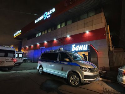 Сотрудники полиции и скорой помощи на месте происшествия в банном клубе на юге Москвы, 29 февраля 2020 года  Денис Воронин/vk.com