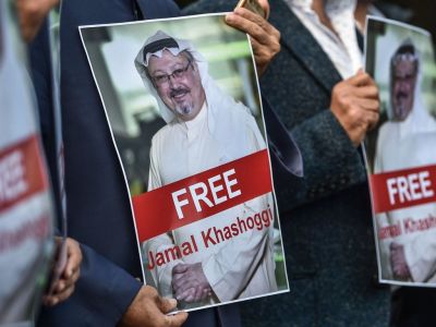 Демонстранты с фотографиями журналиста Джамаля Хашогджи около консульства Саудовской Аравии в Стамбуле. 5 октября 2018 года Ozan Kose / AFP