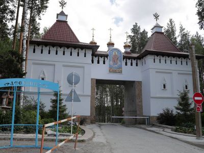 Вход на территорию Среднеуральского женского монастыря. Фото Донат Сорокин/ТАСС