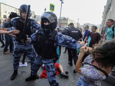 Задержания во время протестной акции 27 июля в Москве. Фото: Антон Сергиенко / RFE/RL