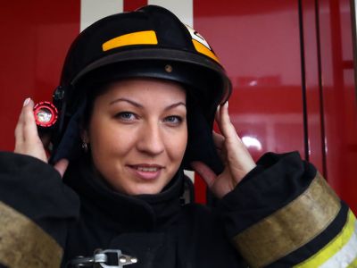 Пожарная Анна Шпенова. Фото: Александр Демьянчук / ТАСС