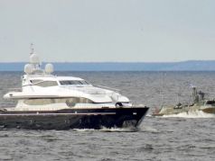 Яхта предполагаемой любовницы Путина с охраной из ВМС Фото: Общая Газета