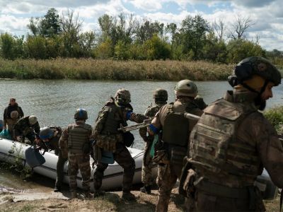 Бойцы полка патрульной службы особого назначения "Днепр-1" высаживаются в освобожденном селе Щурово после пересечения реки Северский Донец. Фото: Leo Correa / AP