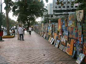 Уличная выставка-продажа. Фото: img.kanga.ro (с)