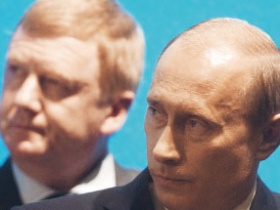 Владимир Путин и Анатолий Чубайс. Фото  The New Times. 