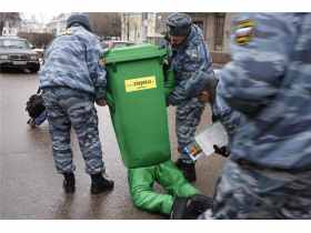 Задержание мусорного контейнера. Взято из trashman-2009.livejournal.com