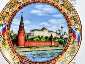 Сувенирная тарелка "Кремль". Взято с сайта rusvelikaia.ru