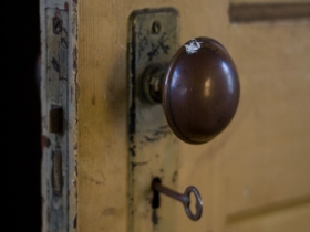 Дверь. Фото с сайта www.mr7.ru