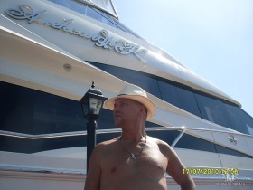 Александ Корнеев на фоне яхты. Фото с сайта yasenevo2.ru 