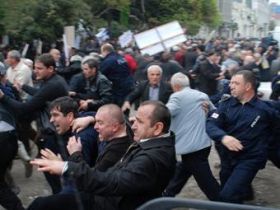Разгон митинга в Батуми. Фото с сайта lenta.ru